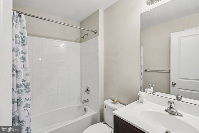 100 ARLINGTON LN, Telford, PA 18969