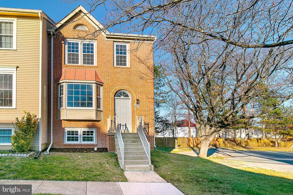 1279 BOND ST, Herndon, VA 20170