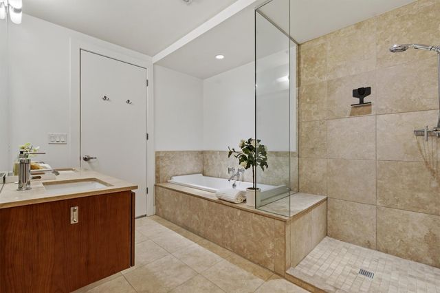 210 Lee Barton DR 517, Austin, TX 78704