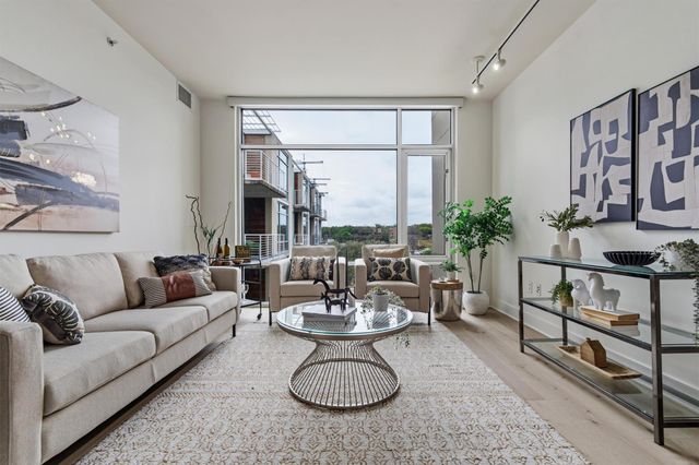 210 Lee Barton DR 517, Austin, TX 78704