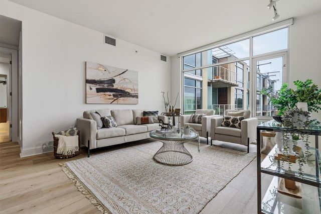 210 Lee Barton DR 517, Austin, TX 78704