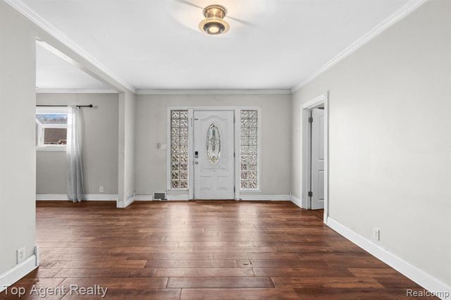 22228 Bon Heur Street, Saint Clair Shores, MI 48081