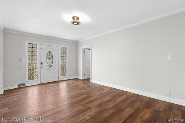 22228 Bon Heur Street, Saint Clair Shores, MI 48081