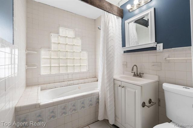 22228 Bon Heur Street, Saint Clair Shores, MI 48081