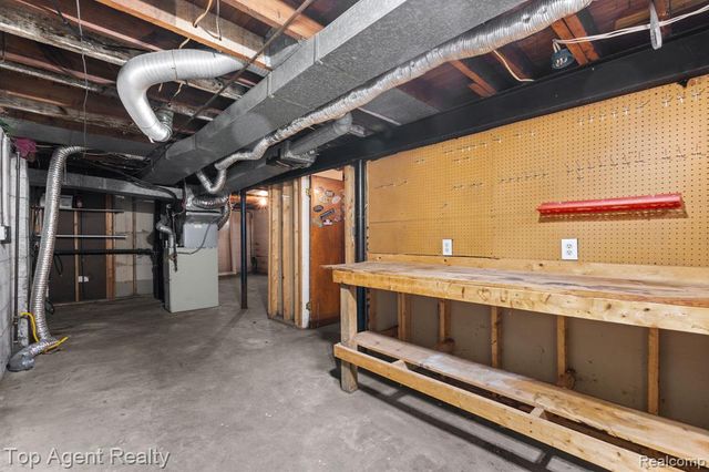 22228 Bon Heur Street, Saint Clair Shores, MI 48081