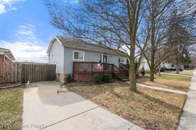 22228 Bon Heur Street, Saint Clair Shores, MI 48081