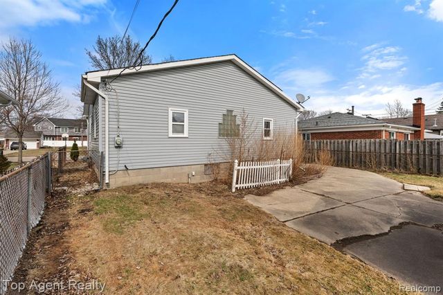 22228 Bon Heur Street, Saint Clair Shores, MI 48081