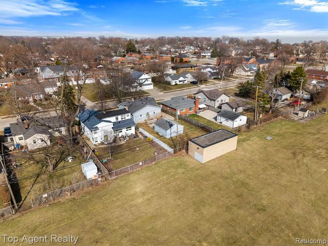 22228 Bon Heur Street, Saint Clair Shores, MI 48081