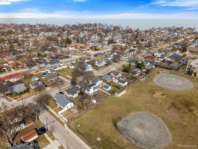 22228 Bon Heur Street, Saint Clair Shores, MI 48081