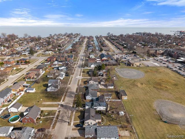 22228 Bon Heur Street, Saint Clair Shores, MI 48081