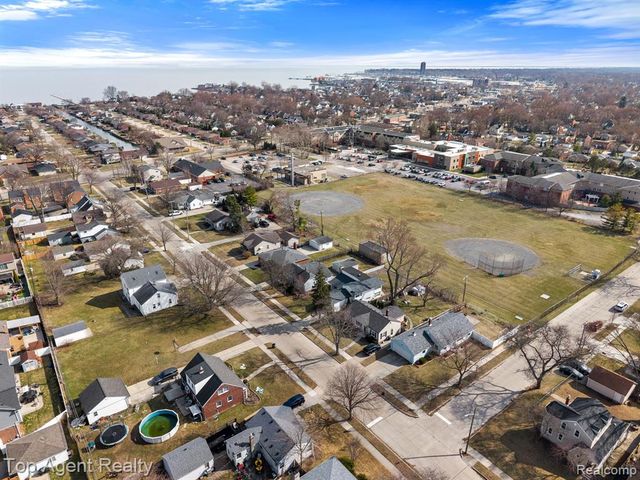 22228 Bon Heur Street, Saint Clair Shores, MI 48081
