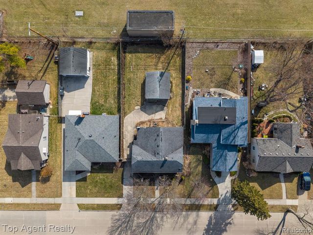 22228 Bon Heur Street, Saint Clair Shores, MI 48081