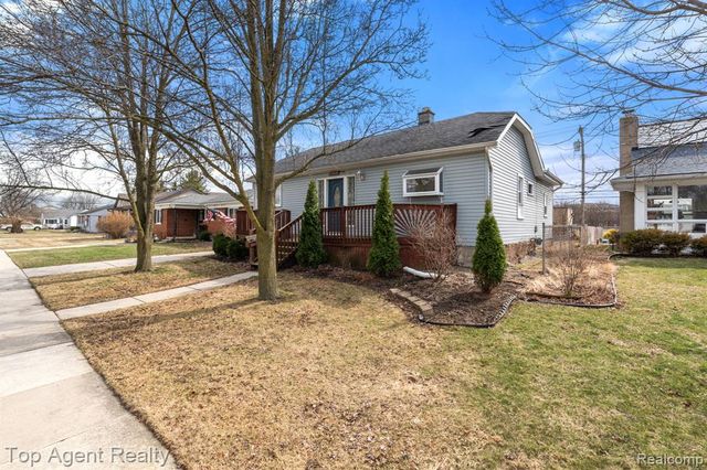 22228 Bon Heur Street, Saint Clair Shores, MI 48081