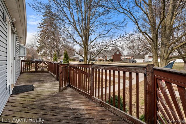 22228 Bon Heur Street, Saint Clair Shores, MI 48081