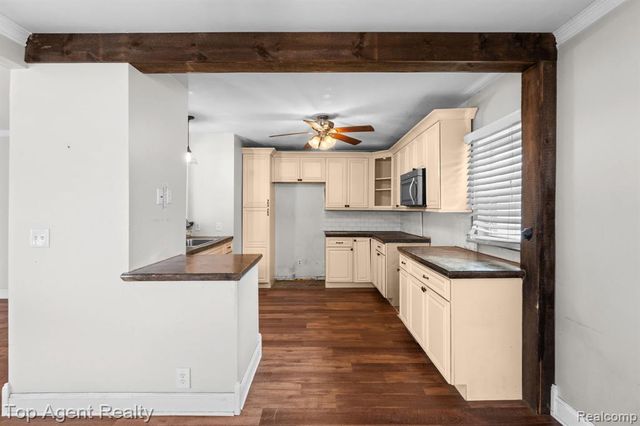 22228 Bon Heur Street, Saint Clair Shores, MI 48081