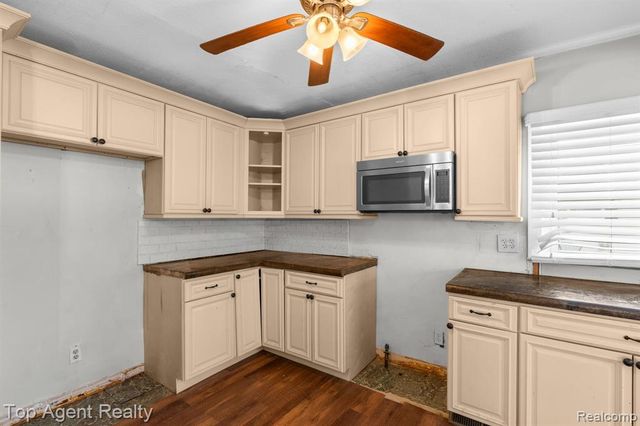 22228 Bon Heur Street, Saint Clair Shores, MI 48081