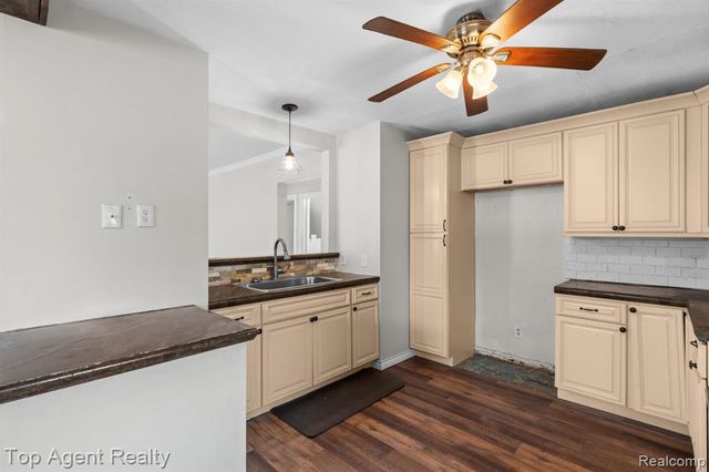 22228 Bon Heur Street, Saint Clair Shores, MI 48081