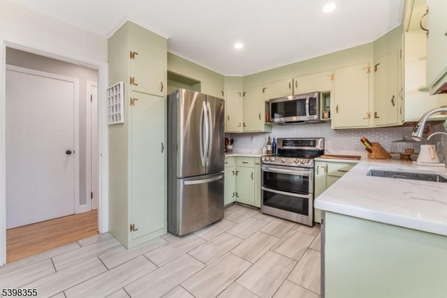 158 Featherbed Lane, Raritan Twp., NJ 08822