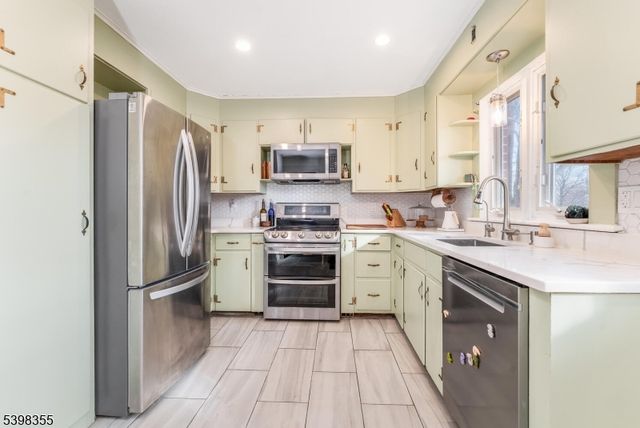 158 Featherbed Lane, Raritan Twp., NJ 08822