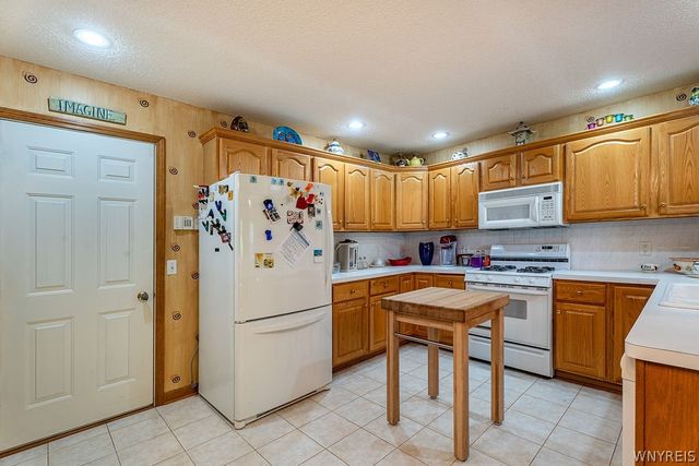 12 Pineview Court, West Seneca, NY 14224