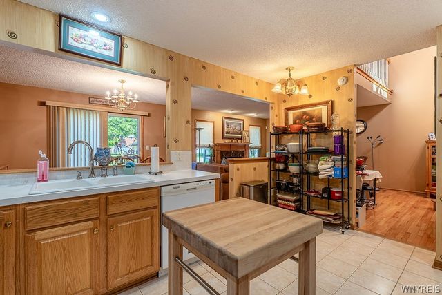 12 Pineview Court, West Seneca, NY 14224