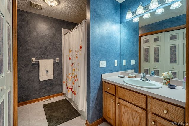 12 Pineview Court, West Seneca, NY 14224