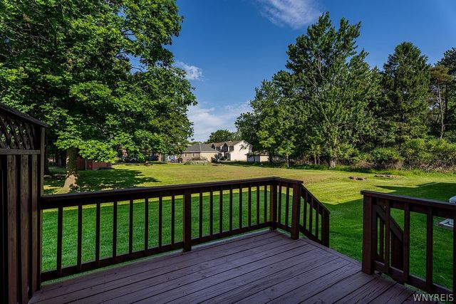 12 Pineview Court, West Seneca, NY 14224