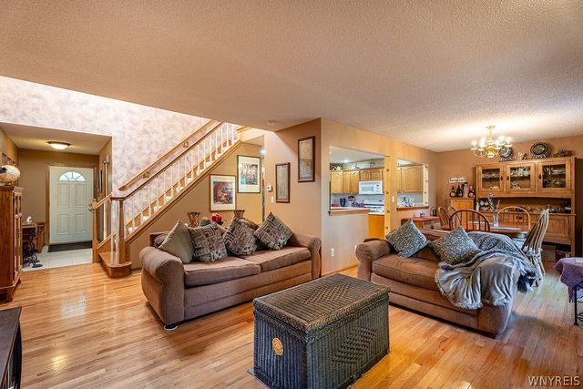 12 Pineview Court, West Seneca, NY 14224