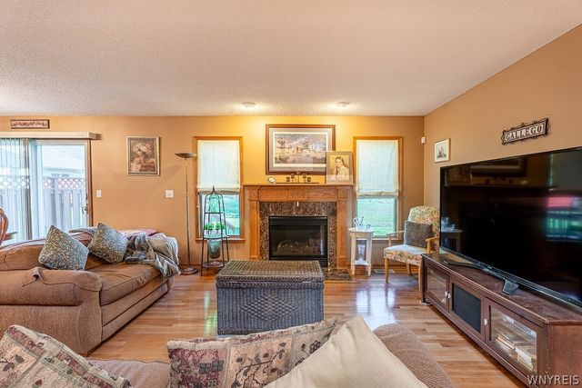 12 Pineview Court, West Seneca, NY 14224