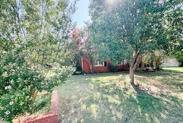 2209 10th Street, Brownwood, TX 76801