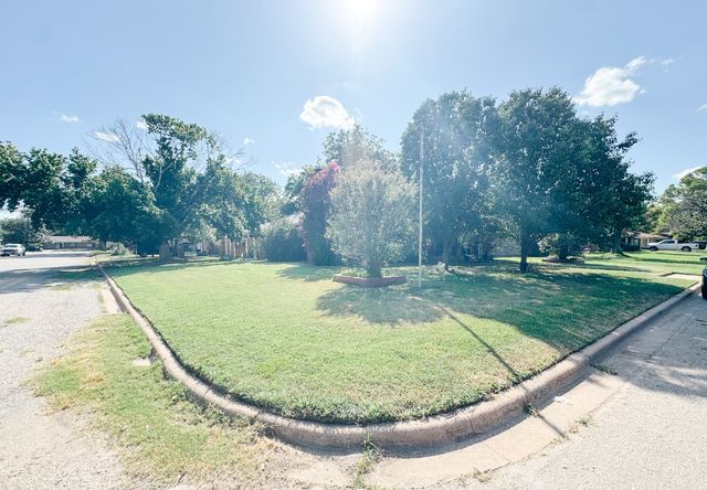 2209 10th Street, Brownwood, TX 76801