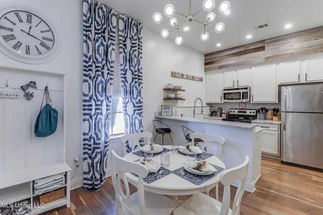 699 Dunbar Avenue, 303, Bay Saint Louis, MS 39520