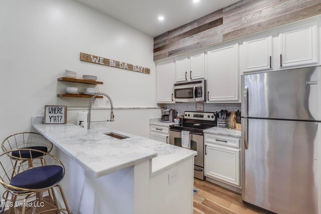 699 Dunbar Avenue, 303, Bay Saint Louis, MS 39520