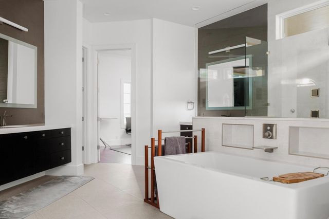 21 Cousteau LN, Austin, TX 78746