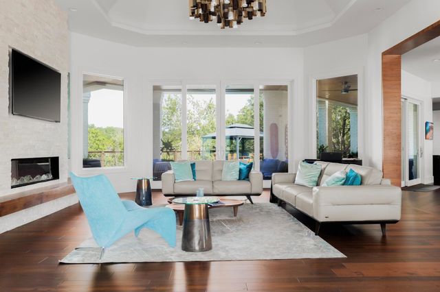 21 Cousteau LN, Austin, TX 78746
