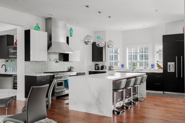 21 Cousteau LN, Austin, TX 78746