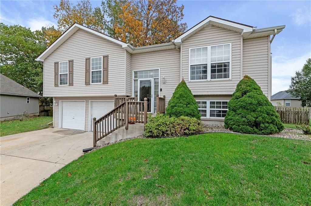 1305 NW 74th Place, Kansas City, MO 64118