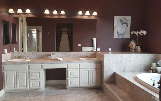 1161 Castle Oaks Dr, Napa, CA 94558