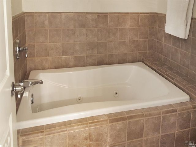 1161 Castle Oaks Dr, Napa, CA 94558