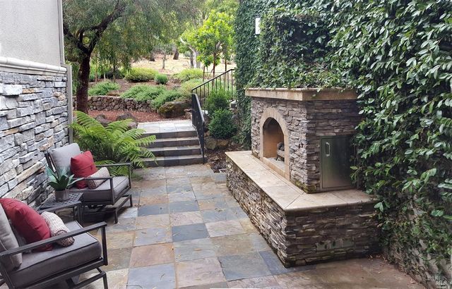 1161 Castle Oaks Dr, Napa, CA 94558