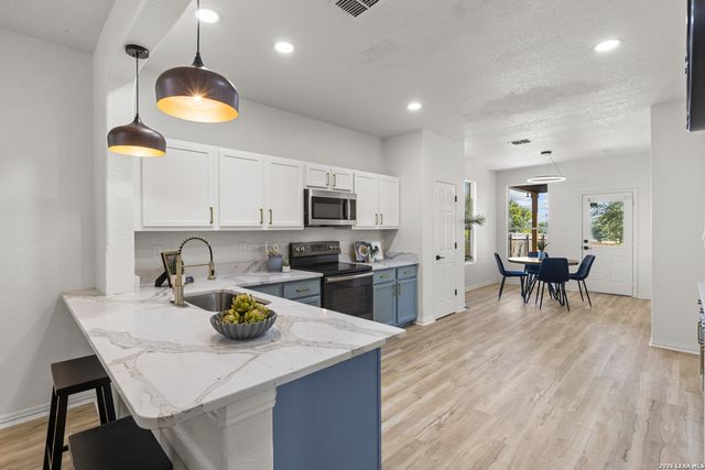 7502 CAMINO MNR, Boerne, TX 78015