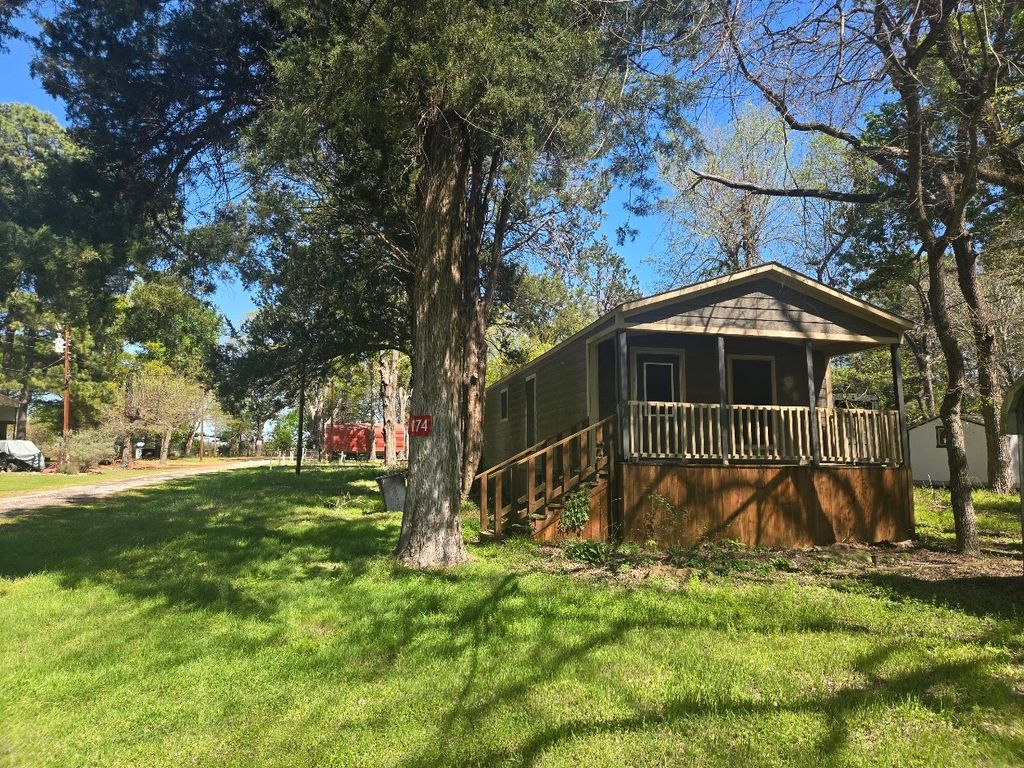 174 Maple Avenue, Streetman, TX 75859