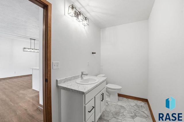 1249 N Marion Rd Road 5, Sioux Falls, SD 57107