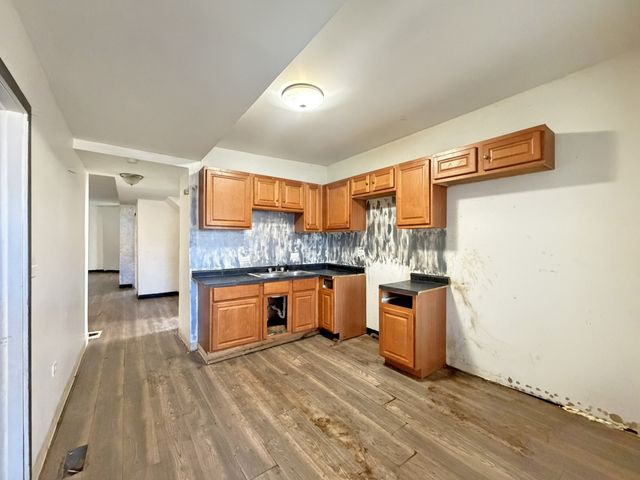 7939 S Escanaba Avenue, Chicago, IL 60617