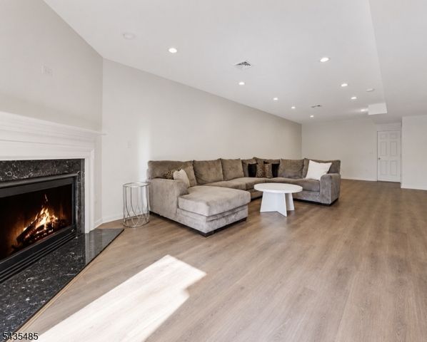 41 Chestnut Ct, Cedar Grove Twp., NJ 07009