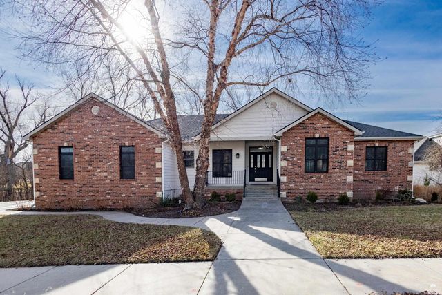 2705 St. Charles Circle, Manhattan, KS 66502