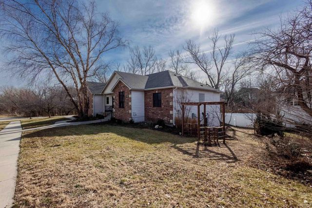 2705 St. Charles Circle, Manhattan, KS 66502