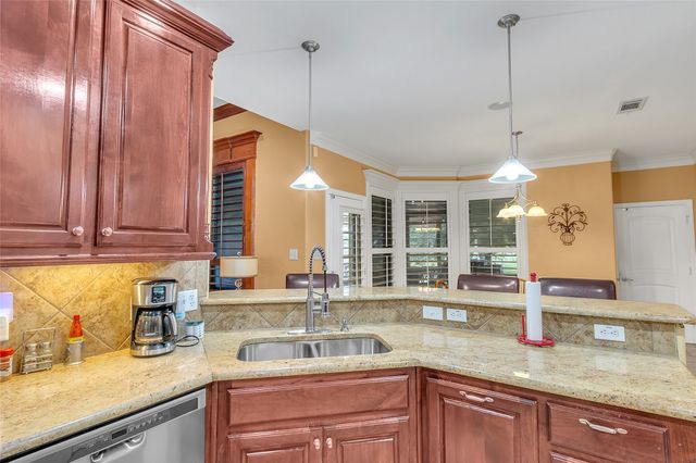 1921 Willow Bend Drive, Oak Leaf, TX 75154