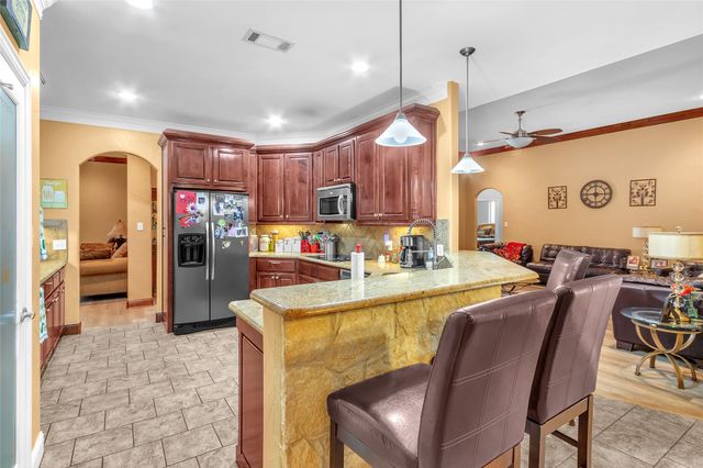 1921 Willow Bend Drive, Oak Leaf, TX 75154