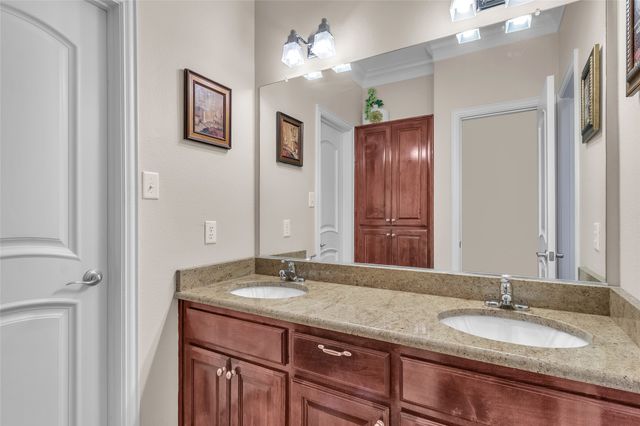 1921 Willow Bend Drive, Oak Leaf, TX 75154